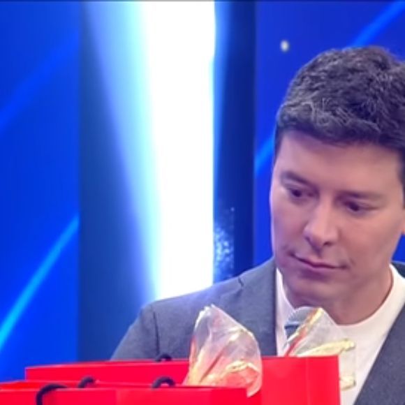 Rodrigo Faro se emocionou ao lembrar apoio após diagnóstico de câncer da mulher, Vera Viel, e ganhou presente inusitado no 'Família Record'