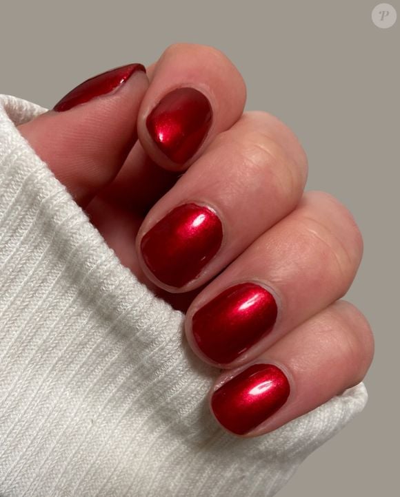 Unhas vermelhas modernas traduzem a força e o movimento do Ano do Cavalo de Fogo