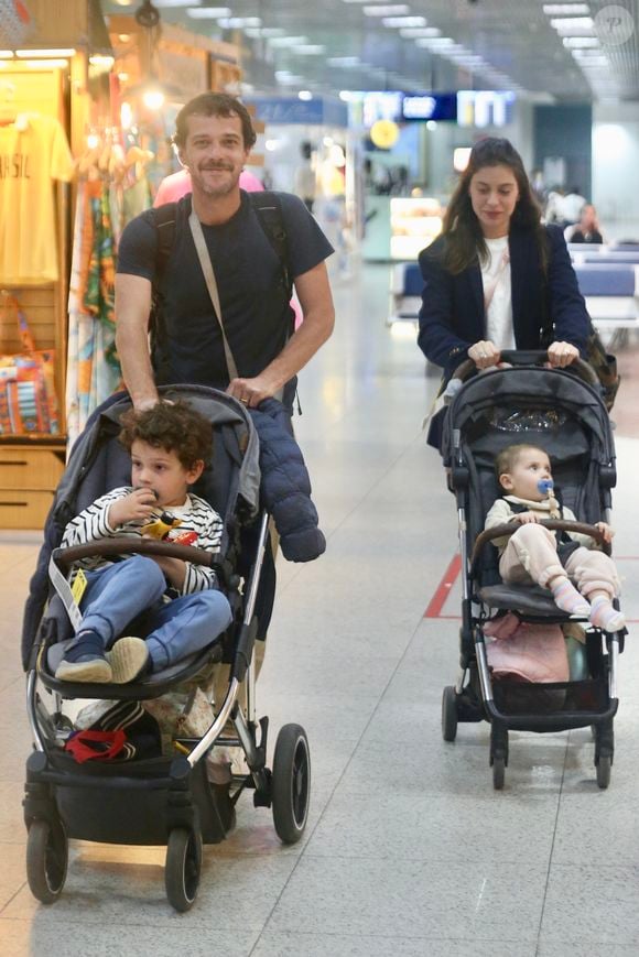 Netos de Jayme Monjardim e filhos de Jayme Matarazzo e Luiza Tellechea, Antonio e Maria roubaram a cena pela fofura em aeroporto