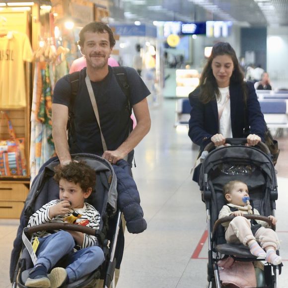 Netos de Jayme Monjardim e filhos de Jayme Matarazzo e Luiza Tellechea, Antonio e Maria roubaram a cena pela fofura em aeroporto