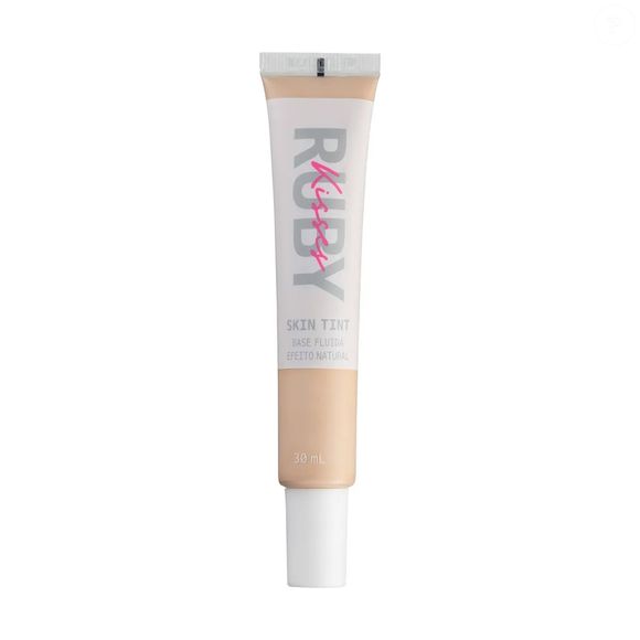 A Base Fluida Skin Tint, da Ruby Kisses, oferece cobertura leve e acabamento luminoso, perfeita para criar o desejado efeito de 'segunda pele'