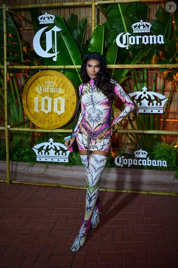 Show da Lady Gaga no Rio: Pocah usou um vestidinho estampado com uma bota meia comprida