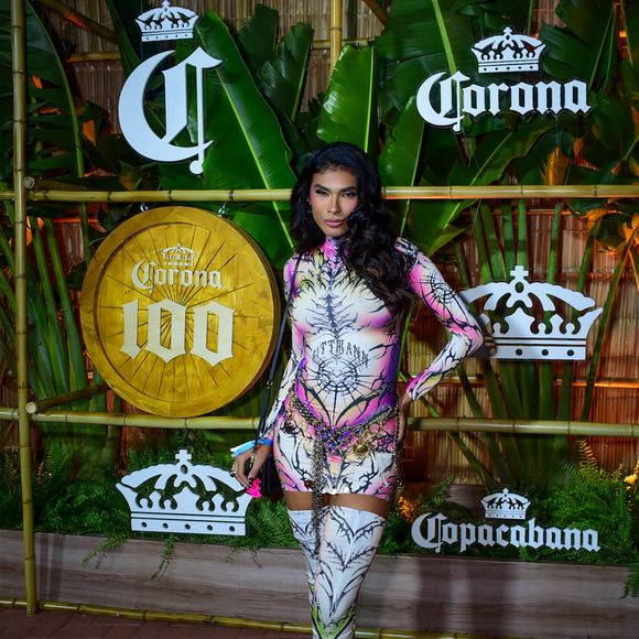 Show da Lady Gaga no Rio: Pocah usou um vestidinho estampado com uma bota meia comprida