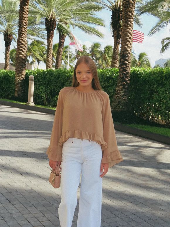 Roupa de Rafa Justus: jovem escolhe bata soltinha em tons terrosos, além de calça branca.