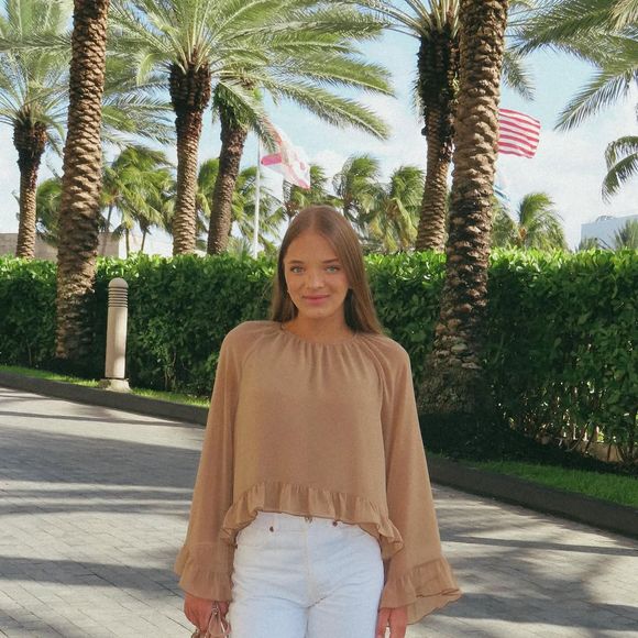 Roupa de Rafa Justus: jovem escolhe bata soltinha em tons terrosos, além de calça branca.