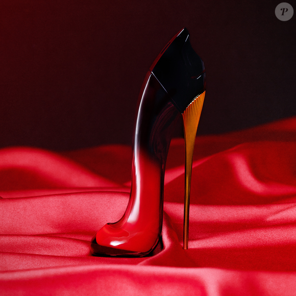 O perfume Very Good Girl Elixir exala sedução em frasco de salto alto: mistura de cereja preta, rosa vermelha e baunilha radiante, com um toque âmbar irresistível.