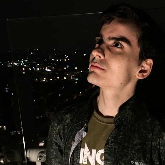 Em 2022, Dudu Camargo foi acusado de assediar um menor de idade com mensagens no Instagram