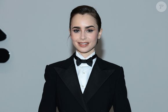 Muito antes da tendência explodir, Lily Collins já apostava no smoking em eventos sofisticados