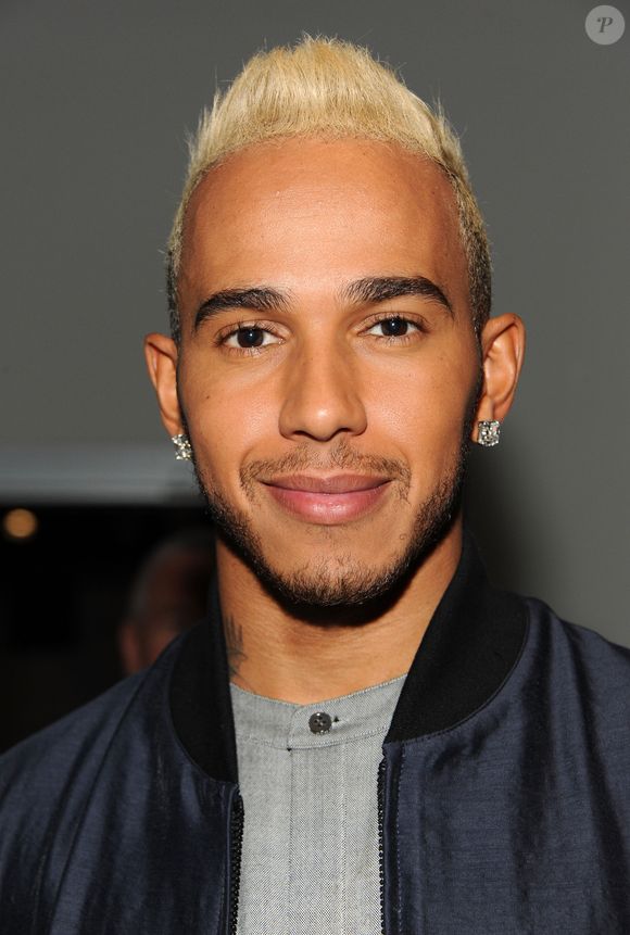 Cabelo loiro de Lewis Hamilton não durou muito tempo e logo o piloto desistiu