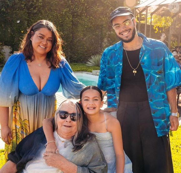 A publicação recebeu centenas de mensagens de carinho de fãs, amigos e famosos. “Todo o meu carinho pra vocês”, escreveu a apresentadora Fátima Bernardes.