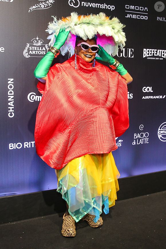 Baile da Vogue 2026: Zezé Motta apostou em um look colorido e todo coberto para festejar o Carnaval