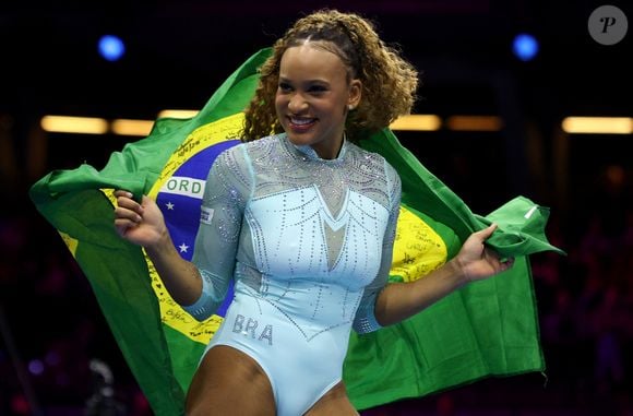 A ginasta Rebeca Andrade subiu ao lugar mais alto do pódio no Mundial de Ginástica Artística de Roterdã. O ouro no salto foi o terceiro da brasileira na prova em Campeonatos Mundiais