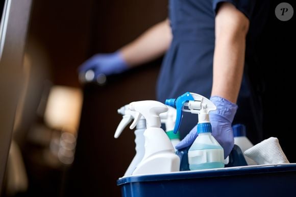 Organizar um cômodo tão central quanto a cozinha torna-se, então, uma forma concreta de assumir o controle do nosso ambiente. Algumas ações simples às vezes são suficientes para dar a impressão de que o dia terminou e podemos seguir em frente.