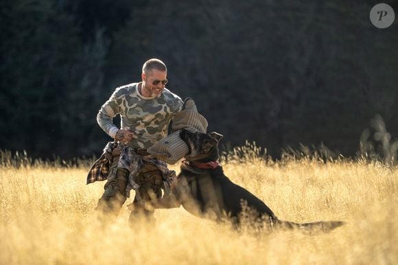 Novo vídeo de bastidores de Coração Selvagem mostra Brad Pitt ao lado de Uber, parceiro que interpreta Odin na história de sobrevivência ambientada no Alasca
