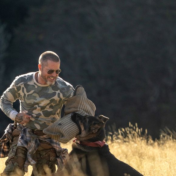 Novo vídeo de bastidores de Coração Selvagem mostra Brad Pitt ao lado de Uber, parceiro que interpreta Odin na história de sobrevivência ambientada no Alasca