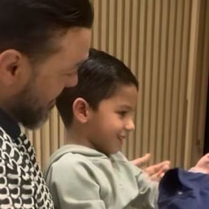 O cantor Belo causou polêmica ao surgir em um vídeo dando um selinho em Zyon, filho da namorada Rayane Figliuzzi