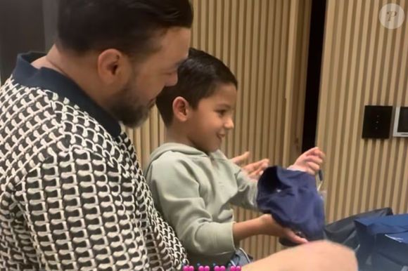 O cantor Belo causou polêmica ao surgir em um vídeo dando um selinho em Zyon, filho da namorada Rayane Figliuzzi