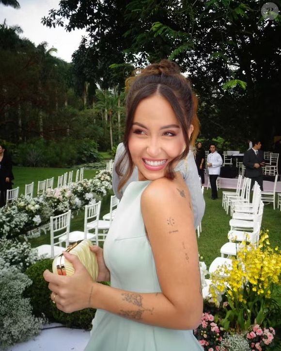 "Em respeito aos meus seguidores, amigos e a todos que me acompanham, venho a público esclarecer uma situação delicada que tem afetado minha vida pessoal e profissional nos últimos 2 anos. Fui alvo de perseguição constante, situação que ultrapassou todos os limites do aceitável e impactou diretamente minha saúde emocional e minha privacidade. Tais atos não só são inaceitáveis, como configuram violação de direitos garantidos pela lei", começou dizendo.