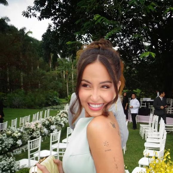 "Em respeito aos meus seguidores, amigos e a todos que me acompanham, venho a público esclarecer uma situação delicada que tem afetado minha vida pessoal e profissional nos últimos 2 anos. Fui alvo de perseguição constante, situação que ultrapassou todos os limites do aceitável e impactou diretamente minha saúde emocional e minha privacidade. Tais atos não só são inaceitáveis, como configuram violação de direitos garantidos pela lei", começou dizendo.