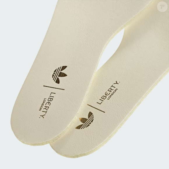 A colaboração entre Adidas e Liberty London reforça a tendência dos tênis com estética vintage, trazendo um modelo que une romantismo, conforto e detalhes sofisticados para o dia a dia.