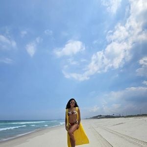 Maisa Silva posou para fotos durante o dia de folga em uma praia do Rio de Janeiro.