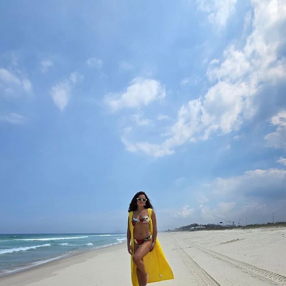 Maisa Silva posou para fotos durante o dia de folga em uma praia do Rio de Janeiro.
