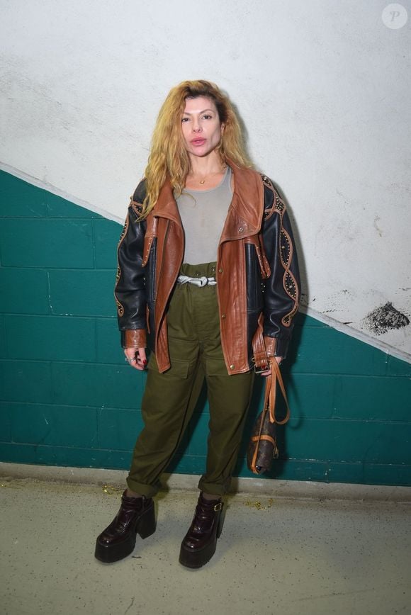 Helô Rocha não deixou o estilo de lado ao compor seu look com uma jaqueta de couro cheia de detalhes