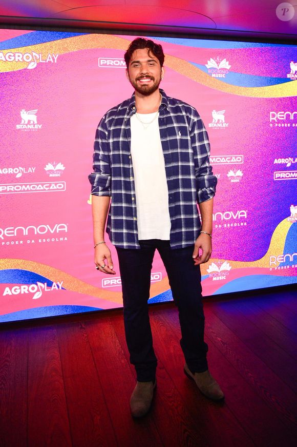 Gustavo Mioto confessou que deixou de seguir Ana Castela nas redes sociais porque a história dos dois não faz mais parte da sua vida