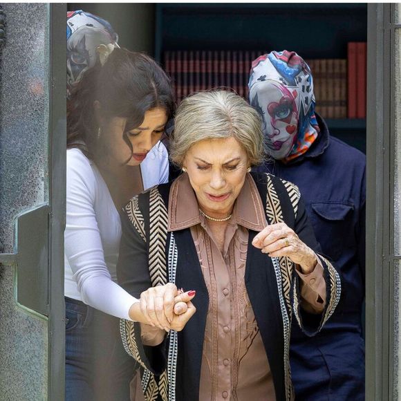 Josefa (Arlete Salles) e Gerluce (Sophie Charlote) viram reféns em assalto na novela 'Três Graças' após mocinha levar tapa