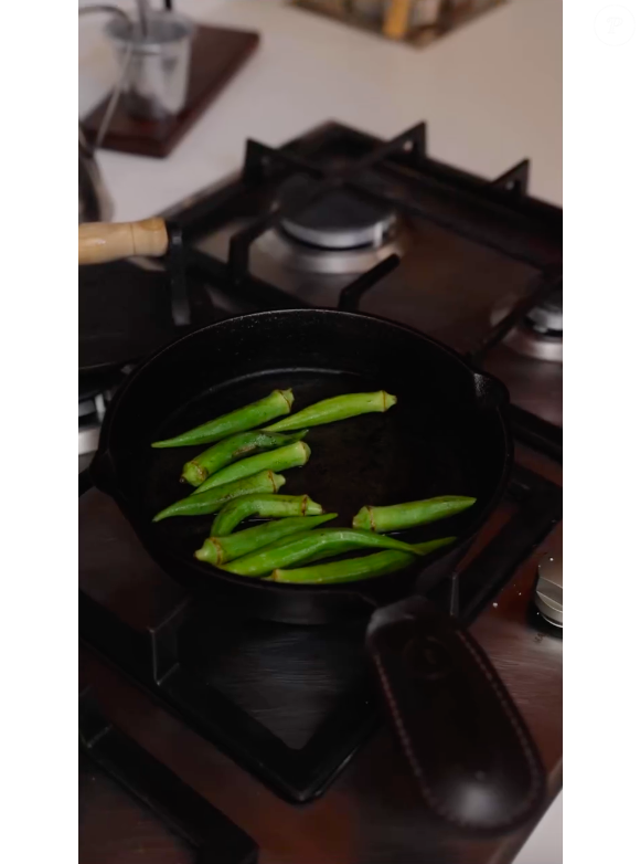 Grelhe os quiabos inteiros em uma frigideira de ferro com um fio de azeite, de ambos os lados