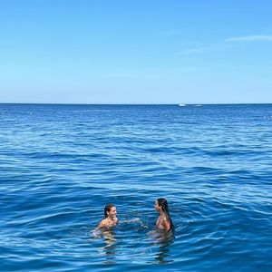 Bruna Marquezine curte mergulho em praia do sul da Itália com sua melhor amiga, Sasha Meneghel