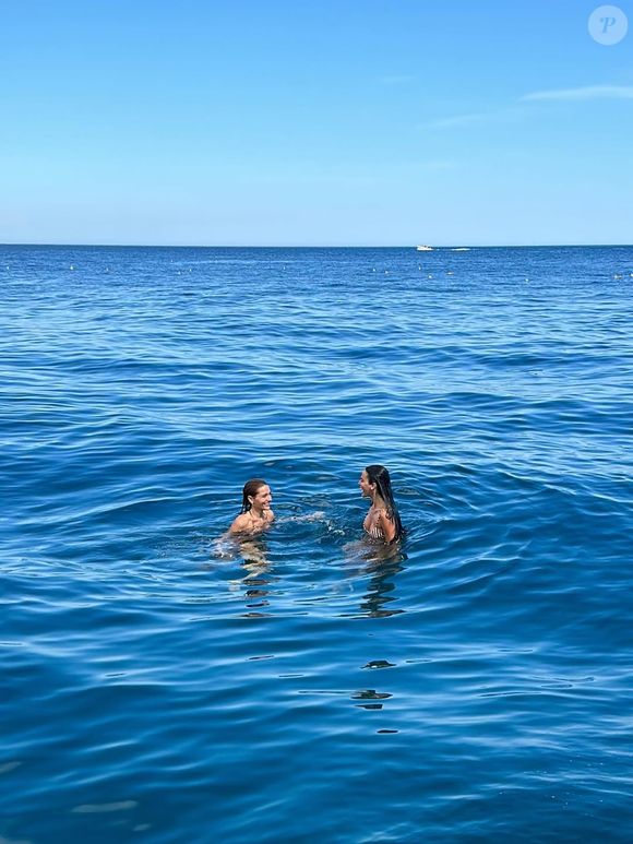 Bruna Marquezine curte mergulho em praia do sul da Itália com sua melhor amiga, Sasha Meneghel