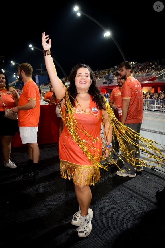 Karol Lanes, atriz de 'Avenida Brasil', customizou seu abadá para um vestido cheio de brilho e com muitos detalhes dourados
