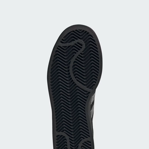 A Adidas resgata o DNA noventista do Superstar II em versão luxuosa e reluzente que une conforto, nostalgia e impacto visual