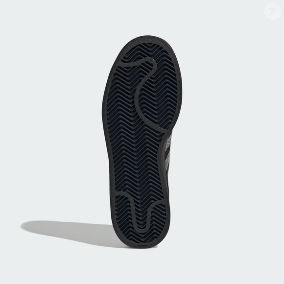 A Adidas resgata o DNA noventista do Superstar II em versão luxuosa e reluzente que une conforto, nostalgia e impacto visual