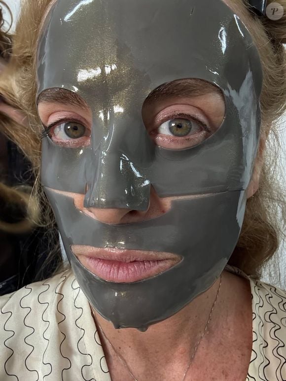 Em um dos momentos, Angélica mostrou um tratamento para a pele com uma máscara super tecnológica