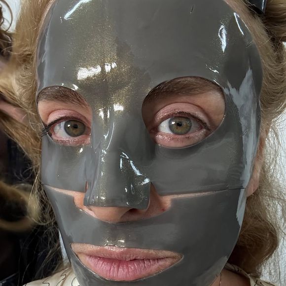 Em um dos momentos, Angélica mostrou um tratamento para a pele com uma máscara super tecnológica