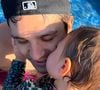 Para comemorar o Dia dos Pais, Luan Santana mostrou uma foto sua com a filha, Serena
