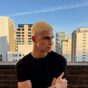 Nas últimas semanas, Fe Bertuol debutou um novo visual platinado que deixou internautas enlouquecidos