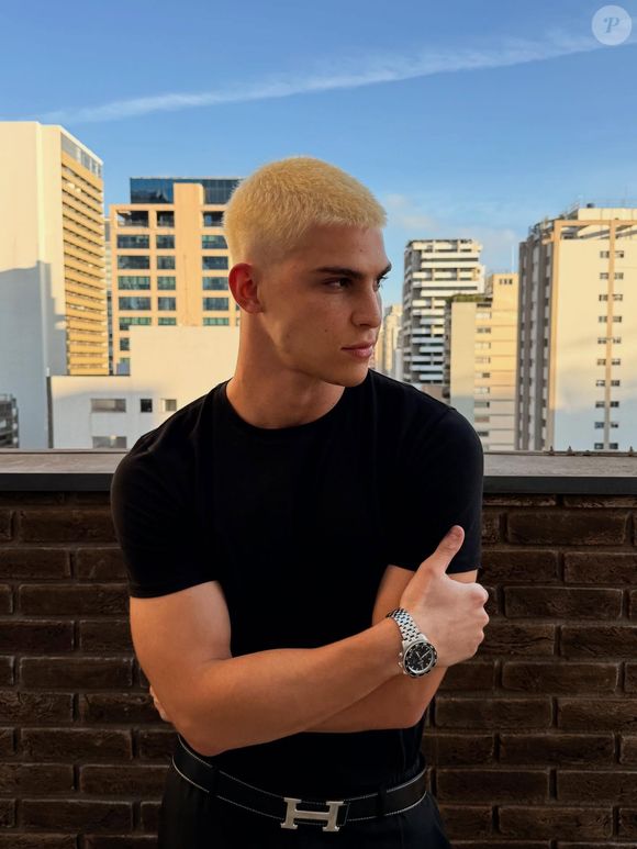 Nas últimas semanas, Fe Bertuol debutou um novo visual platinado que deixou internautas enlouquecidos