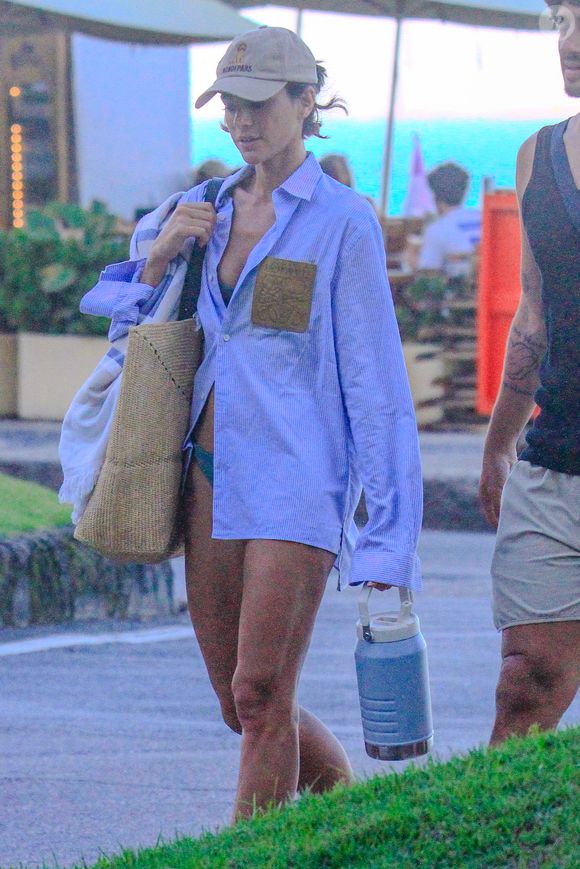 A atriz Bruna Marquezine chamou atenção ao circular pela orla carioca usando peças confortáveis e sofisticadas ao mesmo tempo