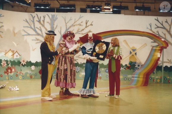 Rony Cócegas, à direita, em foto como o palhaço Kuki no programa do 'Bozo'