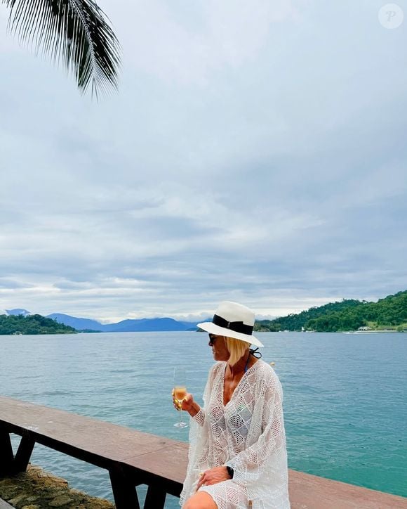 Ana Maria Braga, por sua vez, posou nas redes sociais curtindo suas férias em um destino paradisíaco, mas não revelou onde é