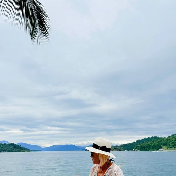 Ana Maria Braga, por sua vez, posou nas redes sociais curtindo suas férias em um destino paradisíaco, mas não revelou onde é