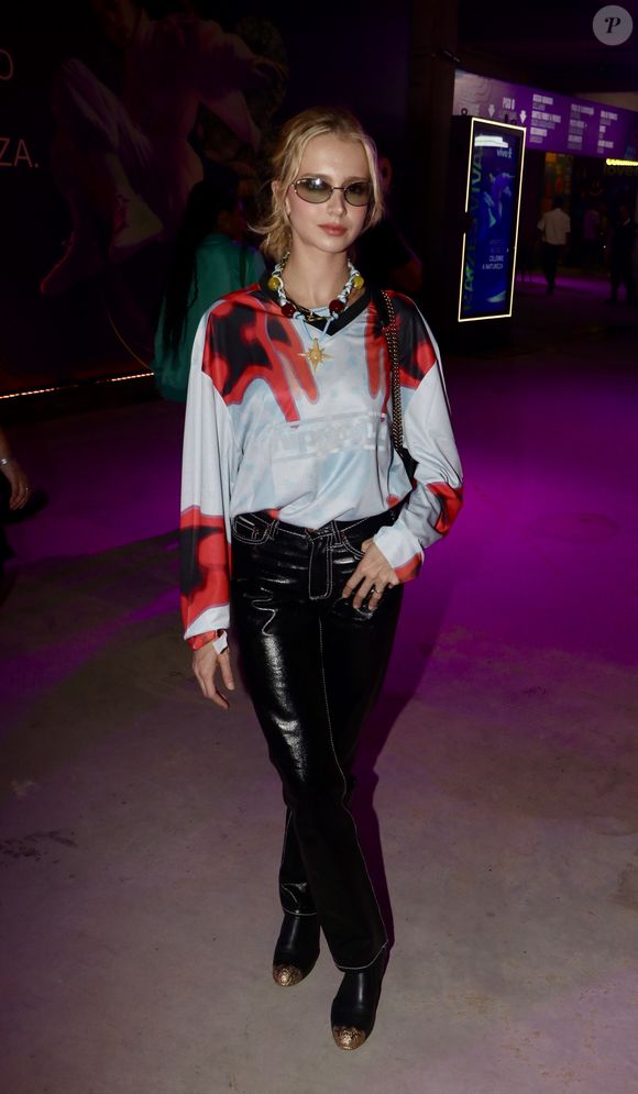 Lollapalooza Brasil 2025: esbanjando elegância Isa Scherer foi de couro e camisa comprida no evento