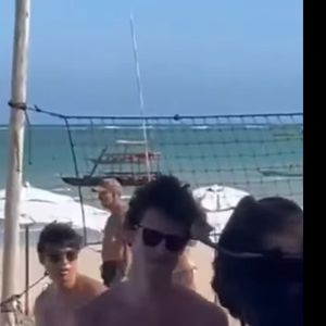 Bruna Marquezine e Shawn Mendes são flagrados juntos em São Miguel dos Milagres, em Alagoas, às vésperas do réveillon, e imagens reacendem rumores nas redes