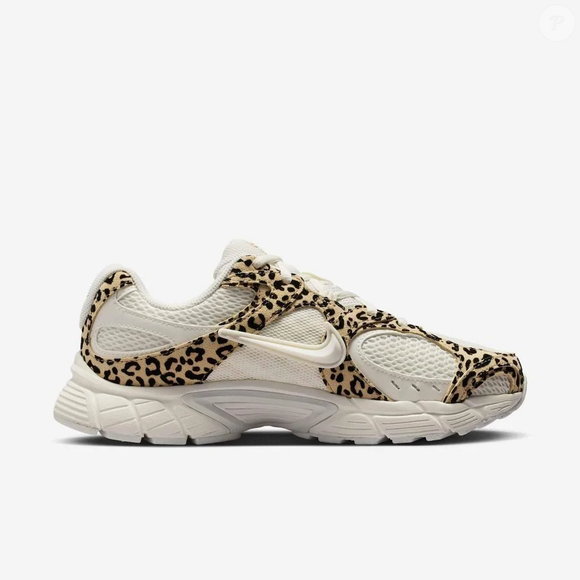 Para o dia a dia, o Nike V5 Runner Feminino pode ser combinado com calça de alfaiataria, criando um contraste entre a sofisticação da peça e a proposta esportiva do tênis