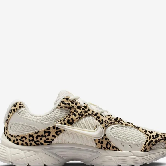 Para o dia a dia, o Nike V5 Runner Feminino pode ser combinado com calça de alfaiataria, criando um contraste entre a sofisticação da peça e a proposta esportiva do tênis