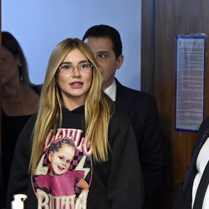 Empresária Virginia Fonseca chegou ao senado usando um moletom com imagem da filha, além de óculos e copo rosa
