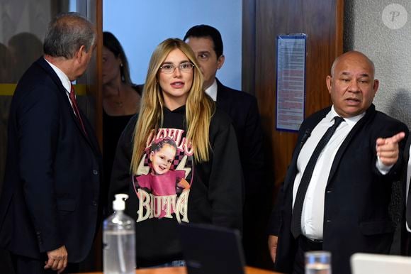 Empresária Virginia Fonseca chegou ao senado usando um moletom com imagem da filha, além de óculos e copo rosa